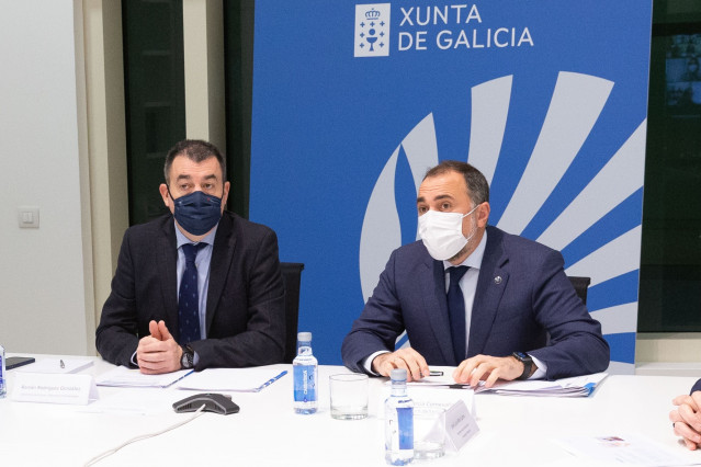 Los conselleiros de Cultura, Educación e Universidade, Román Rodríguez, y de Sanidade, Julio García Comesaña, durante la reunión de Este viernes del Comité Educativo.