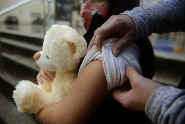 Archivo - Una niña vacunada contra la Covid-19 en Galicia.