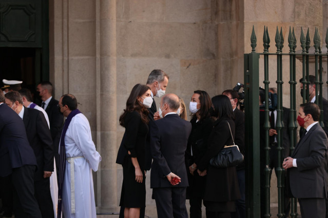 El Rey Felipe VI (2i) y la Reina Letizia (i), a su salida después de presidir el funeral en memoria de las víctimas fallecidas en el hundimiento del pesquero gallego “Villa de Pitanxo”, en aguas canadienses.