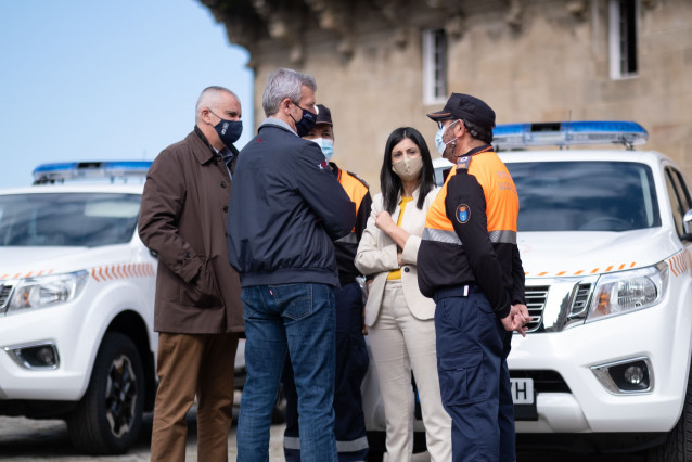 El vicepresidente primero y conselleiro da Presidencia, Xustiza e Turismo, Alfonso Rueda, entrega vehículos todoterreo tipo pick-up a las Agrupaciónes de Voluntarios de Protección Civil (AVPC)