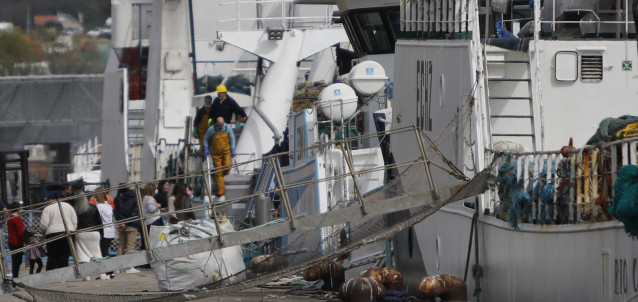 El barco 'Playa Menduiña 2' atraca en el puerto de Cangas, a 20 de marzo de 2021