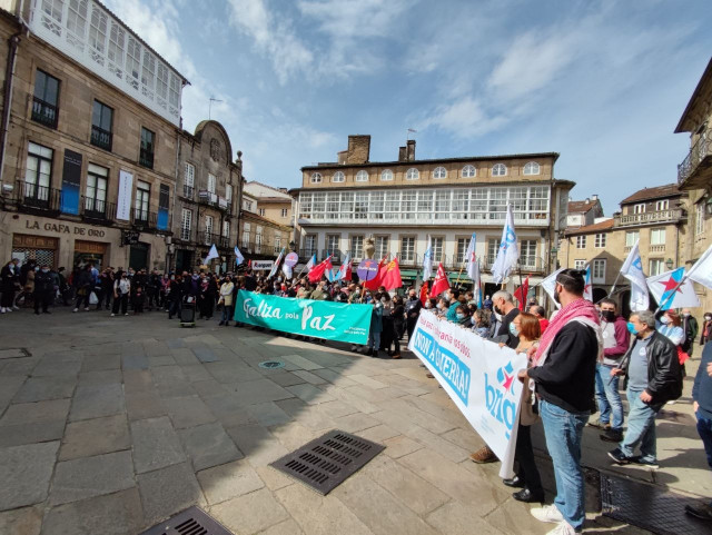 Manifestación en Santiago de Compostela de la plataforma 'Galiza pola paz'