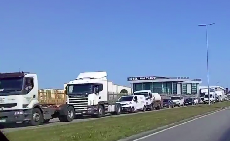 Algunos ganaderos y transportistas colapsan ciertos accesos a Santiago, Vigo y Ferrol ante el alza de combustibles