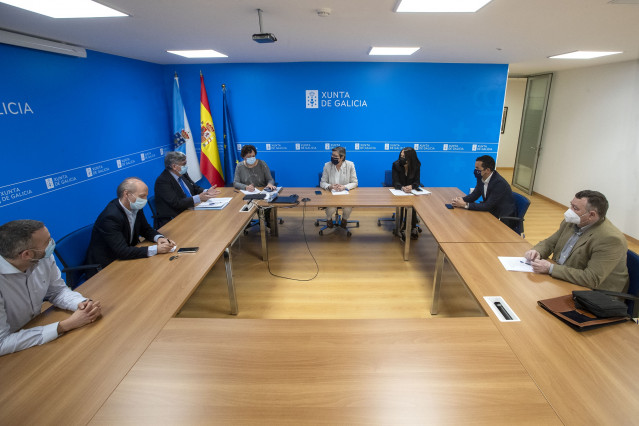 La conselleira do Mar, Rosa Quintana, se reúne con representantes de la cadena mar-industria