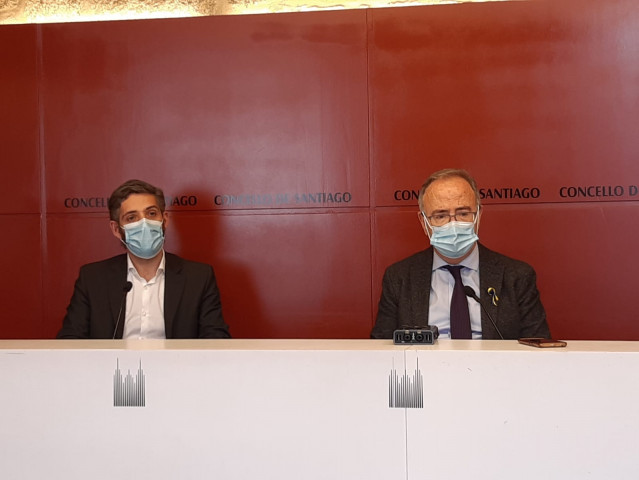 El alcalde de Santiago acompañado del vicesecretario del ayuntamiento, Jose Manuel González, durante la rueda de prensa