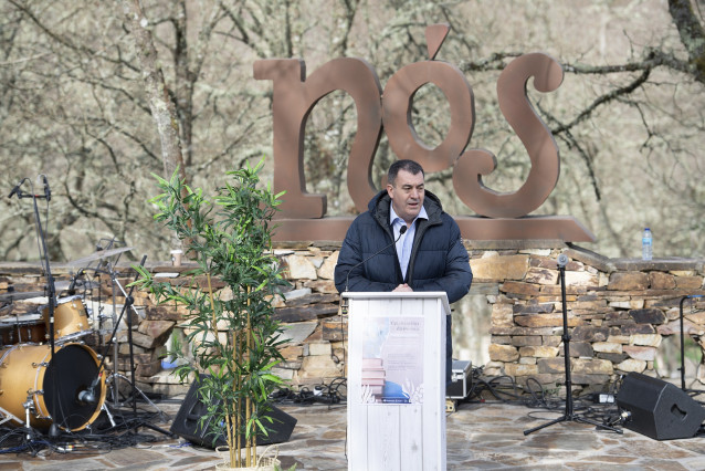 El conselleiro de Cultura, Educación e Universidade, Román Rodríguez, en el acto con motivo del Día Mundial de la Poesía, en la Insua dos Poetas, en Carballiño (Ourense).
