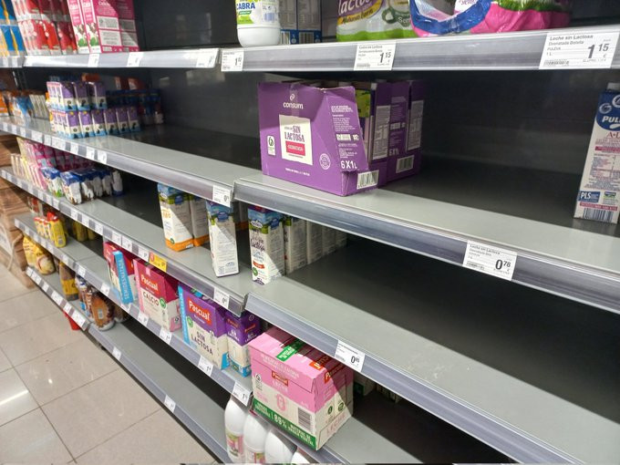 Desabastecimiento de leche en un supermercado debido a la #HuelgaTransporte que se desarrolla en España.  Foto: 📸  @israeldej94