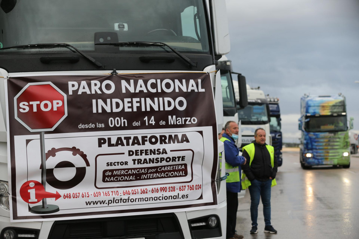 Transportistas a su llegada al Polígono Industrial Barral, en el noveno día de paro nacional de transportistas, a 22 de marzo de 2022, en San Fernando de Henares, Madrid (España).