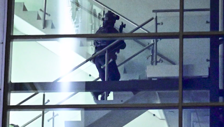 Policía registra el centro tras el ataque en una imagen de la televisiu00f3n de Suecia TV4