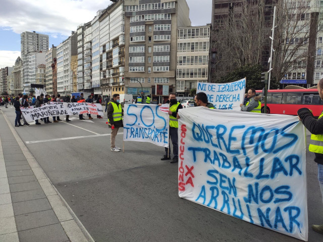 Más de 200 transportistas --según fuentes de la policía local-- han recorrido este martes las calles de A Coruña a pie desde el puerto hasta la delegación del Gobierno