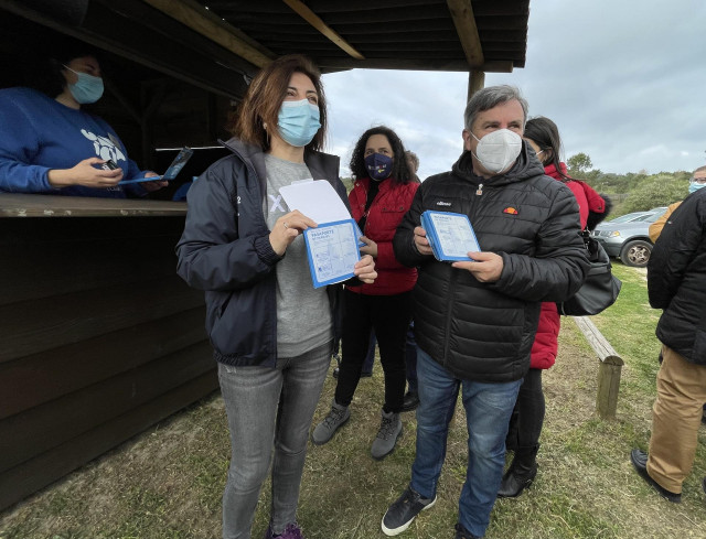La conselleira de Medio Ambiente, Territorio e Vivenda, Ángeles Vázquez, con el pasaporte de la campaña '7 días, 7 parques' durante su visita al Parque Natural Complexo dunar de Corrubedo e lagoas de Carregal e Vixán.