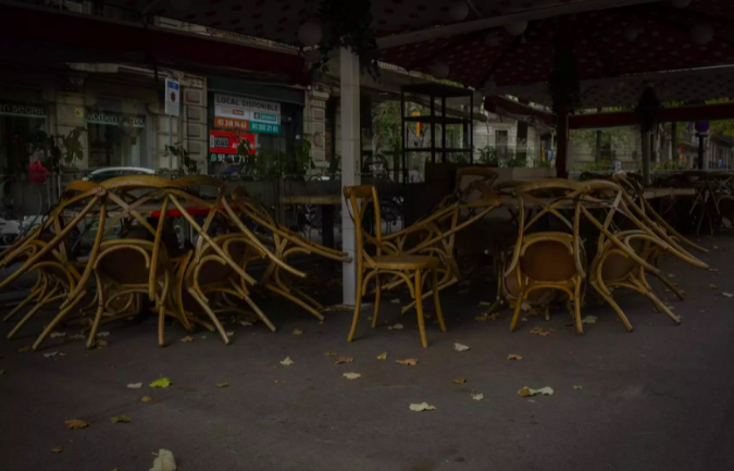 Terraza de un bar restaurante cerrada durante el confinamiento en una imagen de archivo de Europapress