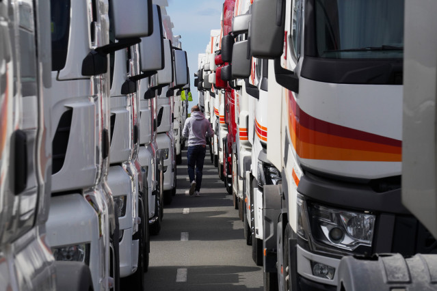 Decenas de camiones concentrados en el polígono Costa Vella de Santiago, antes de salir a la marcha durante el octavo día de paro indefinido en el sector del transporte, a 21 de marzo de 2022, en Santiago de Compostela, A Coruña, Galicia (España). El sect