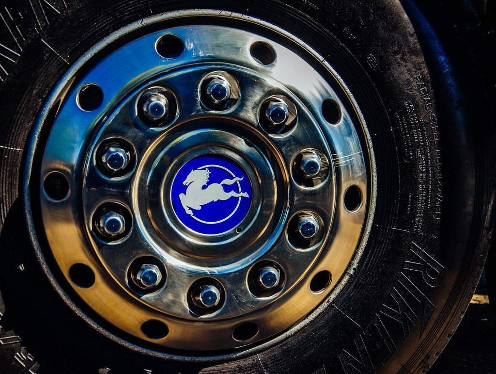 Rueda de un camiu00f3n en una imagen de recurso de Walimali photo publicada bajo Creative Commons 2 0 