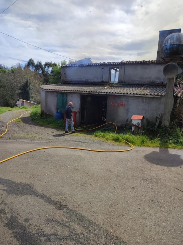 Vivienda unifamiliar calcinada por un incendio en Abegondo (A Coruña).