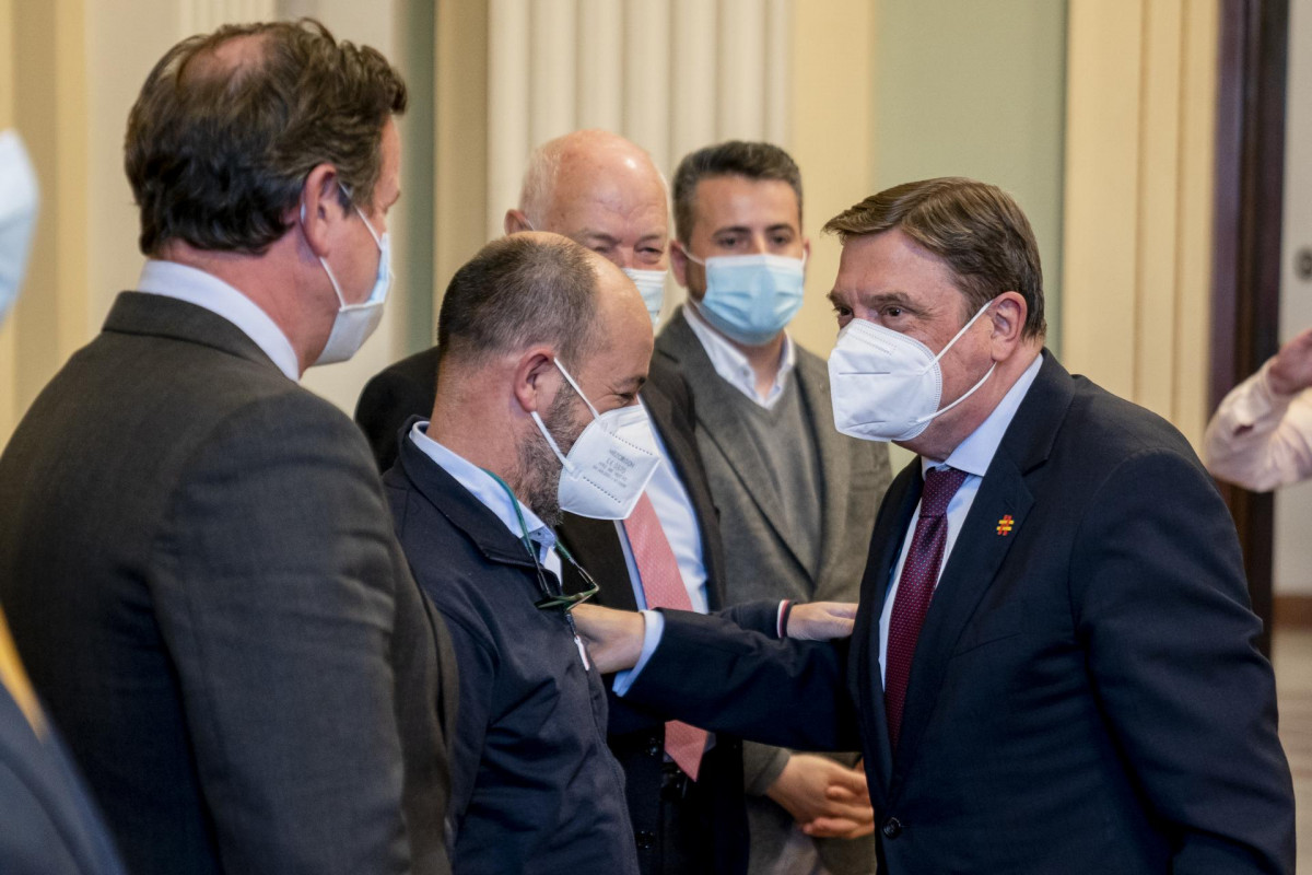 El ministro de Agricultura, Pesca y Alimentación, Luis Planas (d), saluda a representantes del sector pesquero, a su llegada a una reunión, en la sede del Ministerio de Agricultura, a 23 de marzo de