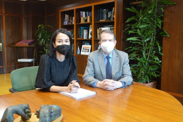 Archivo - La secretaria de Estado de Transporte, Isabel Pardo de Vera, y el alcalde de Vigo, Abel Caballero.