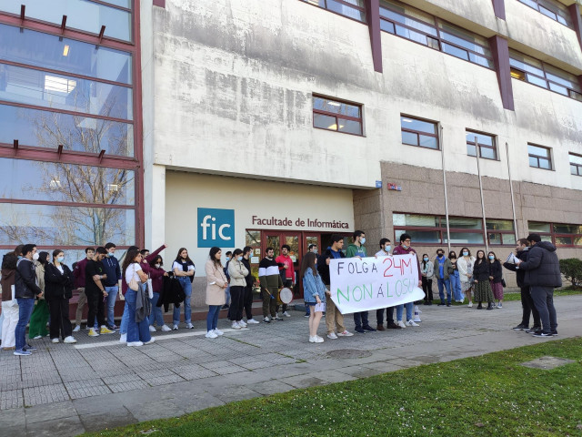Estudiantes universitarios se concentran este jueves ante la facultad de Informática de la Universidade de A Coruña para protestar por reformas educativas