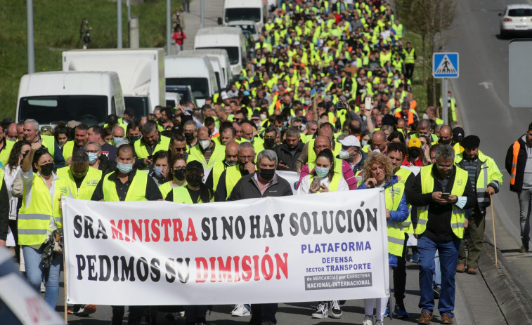 Miles de camioneros en huelga se manifiestan en Lugo y causan retenciones en ciudades como Vigo y Santiago