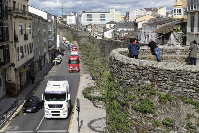 Varios camiones bajan por la Ronda da Muralla, en una marcha lenta que ha salido desde el polígono de As Gándaras para pasar por varias localizaciones del centro de la ciudad, durante el noveno día de paro nacional de transportistas, a 22 de marzo de 2022