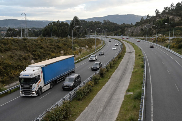 Un convoy escoltado por la Guardia Civil en A Coruña