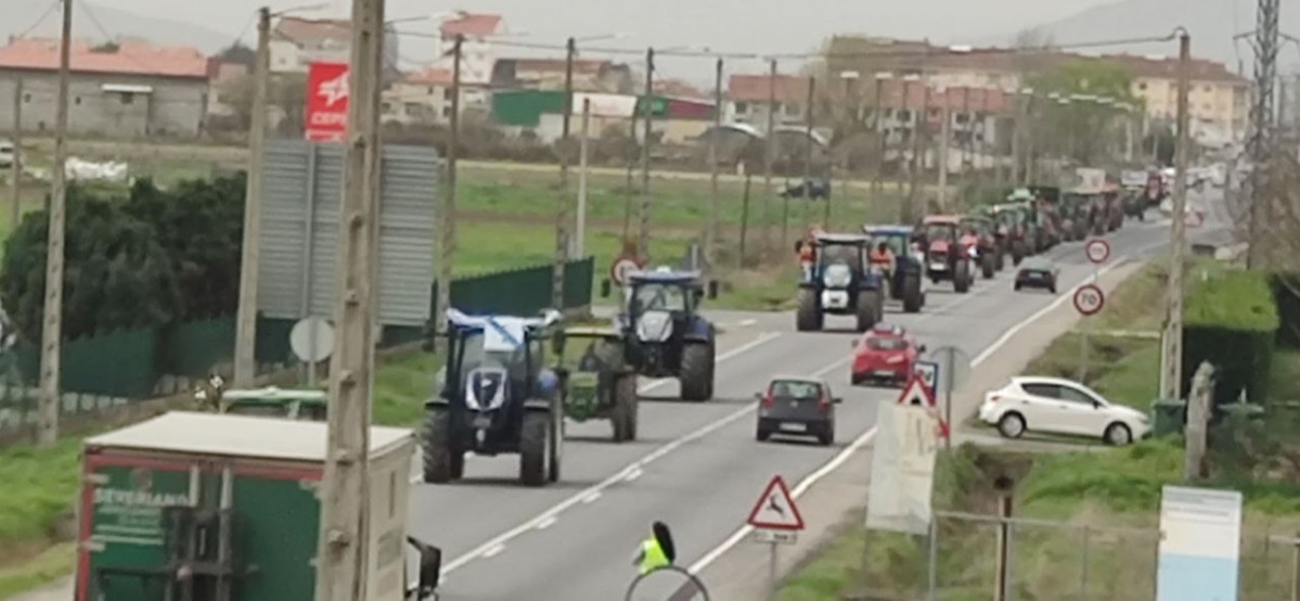 Manifestación de tractores en Xinzo por los precios del combustible convocada por los sindicatos agrarios en una imagen del SLG