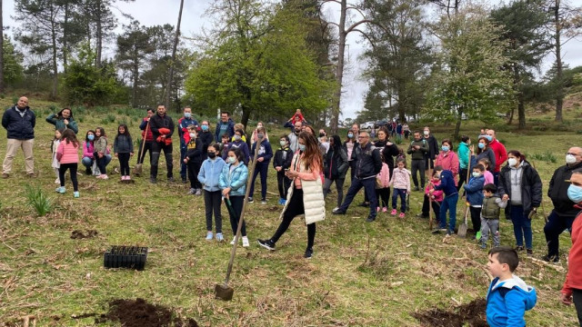 Participantes en la plantación de abedules en el Monte Aloia