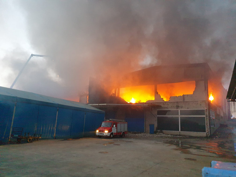 ​(VÍDEO) Un espectacular incendio en Mos calcina cinco naves del Polígono Industrial de Rebullón