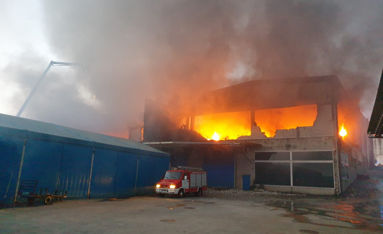 ​(VÍDEO) Un espectacular incendio en Mos calcina cinco naves del Polígono Industrial de Rebullón