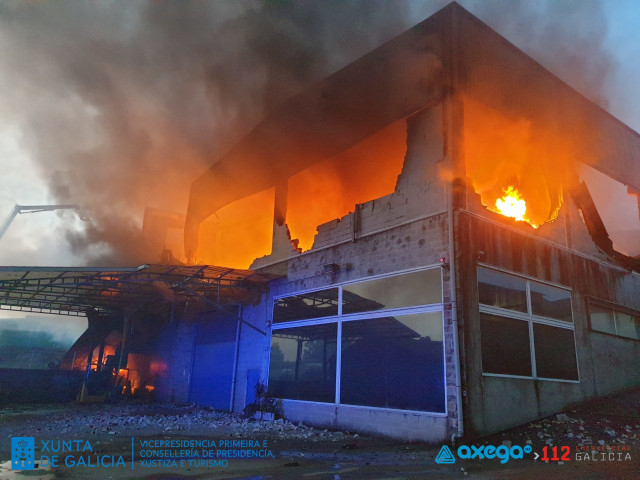 Incendio de una nave industrial en Mos, Pontevedra
