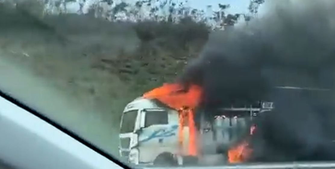Camiu00f3n ardiendo en la AP9