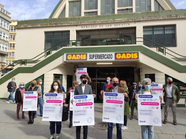 La portavoz nacional del Bloque Nacionalista Galego, Ana Pontón, ha participado este lunes en una movilización frente al Mercado de San Agustín en A Coruña para protestar por la escalada de precios que está 
