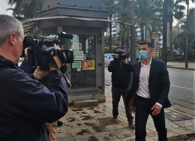El futbolista Santi Mina accede a la Audiencia Provincial de Almería acusado de un delito de agresión sexual.