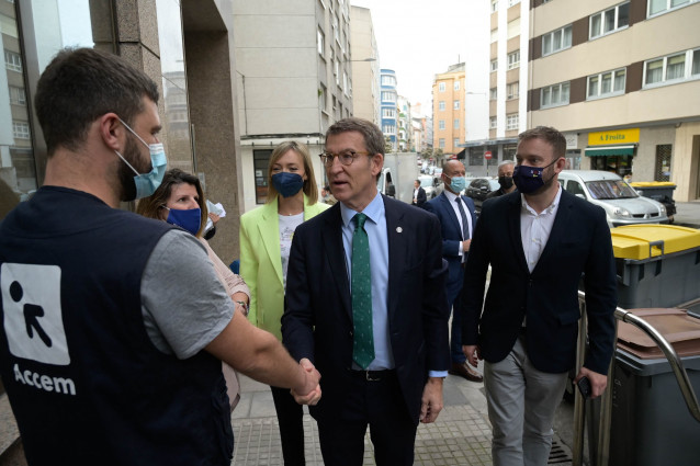 Visita de Fabiola García y Alberto Núñez Feijóo a la sede de Accem en A Coruña.
