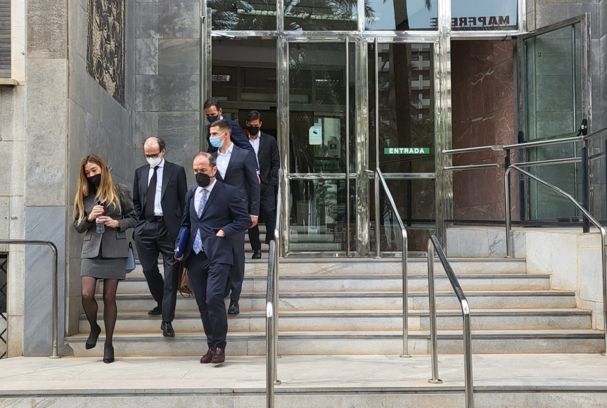 Los futbolistas Santi Mina y David Goldar abandonan la Audiencia Provincial de Almería junto a sus abogados en el primer día del juicio al que asisten acusados de un delito de agresión sexual.
