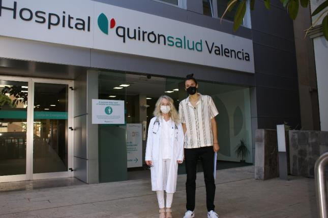 Alba Torrens en una fotografu00eda tras un reconocimiento mu00e9dico en Quiru00f3n Salud