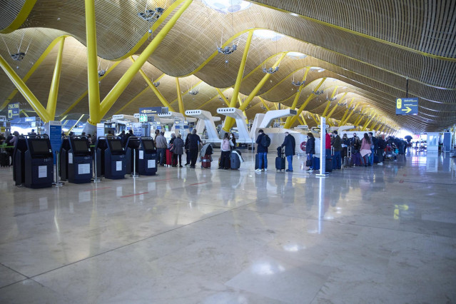 Archivo - Varias personas hacen cola en el aeropuerto Adolfo Suárez, Madrid-Barajas, a 5 de enero de 2022, en Madrid (España). Durante esta semana, se ha producido el mayor aumento de incidencia acumulada desde que comenzó la pandemia, situándose en torno