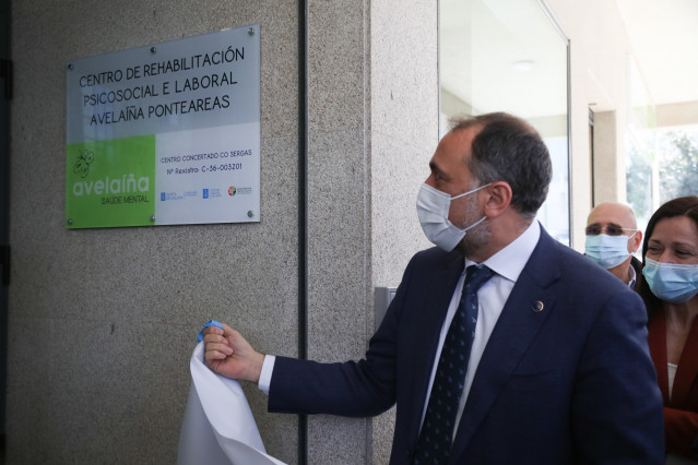 El conselleiro de Sanidade, Julio García Comesaña, inaugura un nuevo centro de rehabilitación psicosocial en Ponteareas.