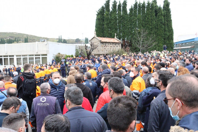 Concentración de trabajadores ante la refinería de A Coruña en solidaridad con la familia del operario fallecido en un accidente y del otro trabajador herido