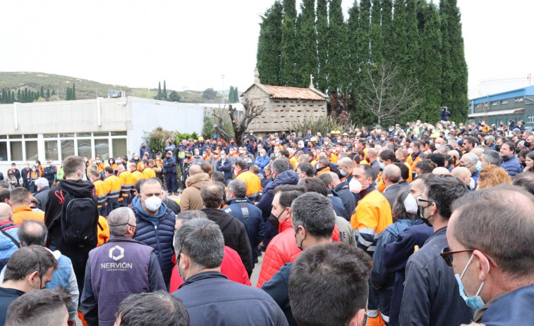 Decenas de trabajadores arropan a la familia del operario fallecido en la refinería de A Coruña