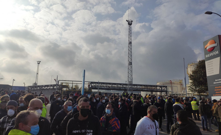 Las subcontratas de la refinería de A Coruña amenazan con la huelga si no mejoran sus condiciones​ laborales
