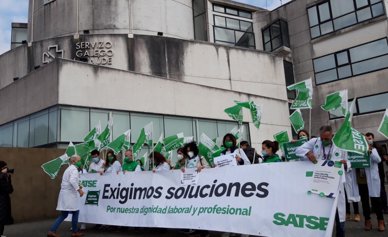 Protesta de Satse ante la sede del SERGAS por la inacción política que permite 
