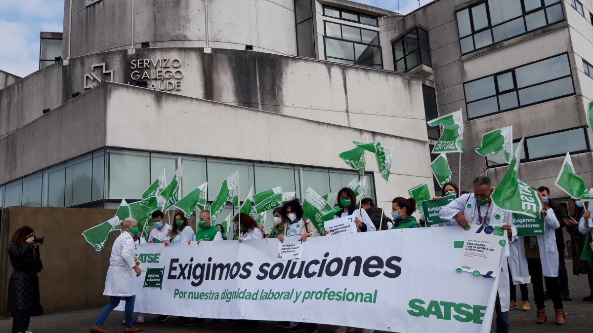 Archivo.- Protesta de enfermeras y fisioterapeutas convocada por Satse delante del Sergas en Santiago.