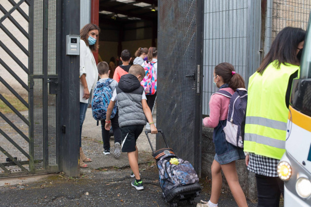 Archivo - Varios niños y niñas entran al CEIP Manuel Mallo de Nadela.