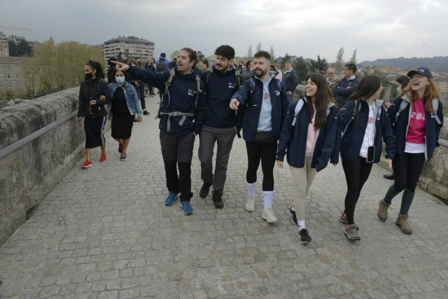(I-D) Los cantantes Roi Méndez y Luis Cepeda; los instagramers Xurxo Carreño; Natalia Maquieira y Tamara García y la actriz Cristina Castaño, caminan en el Puente Romano de Ourense, a 30 de marzo de 2022, en Ourense, Galicia (España). Estos seis instagram