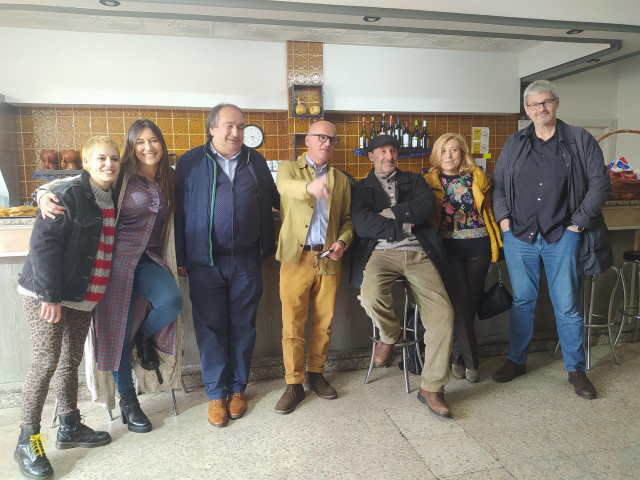 El elenco de la película 'O home e o can' con su director, Ángel de la Cruz, y el presidente de la Diputación de Ourense, Manuel Baltar
