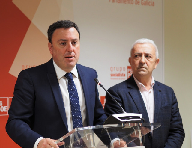 El secretario xeral del PSdeG, Valentín González Formoso, y el portavoz del Grupo Socialista, Luis Álvarez; durante una rueda de prensa en la Cámara gallega