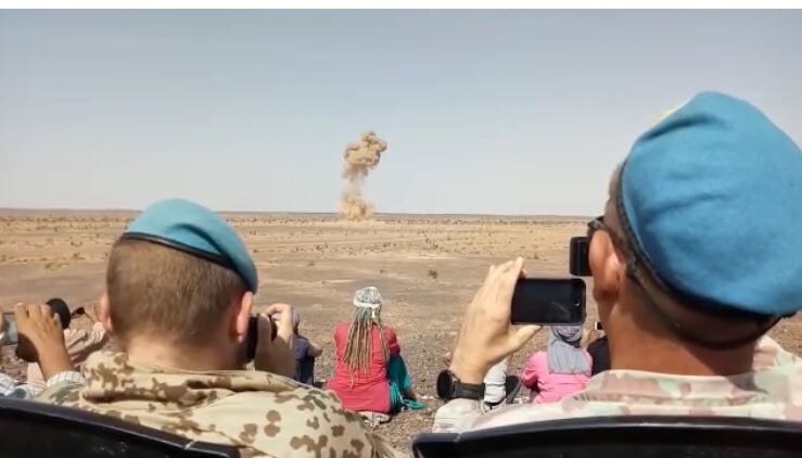 El Front Polisario destrueix 2.500 mines antipersones i antitancs, que s'han recollit a la part del Sàhara Occidental que controla la milícia independentista, davant de diversos representants internacionals (Arxiu).