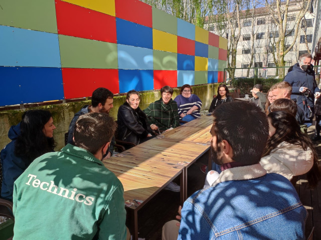 La portavoz nacional del BNG, Ana Pontón, mantiene un encuentro con estudiantes universitarios en Santiago de Compostela