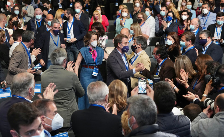 Baño de masas a Feijóo en un plácido Congreso del PP que supone su adiós a Galicia